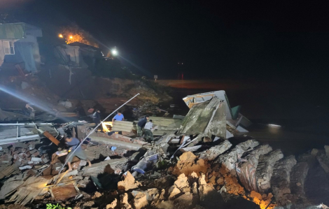 Quảng Trị: Nhà sập đổ xuống sông Thạch Hãn vùi lấp 1 người trong đêm tối
