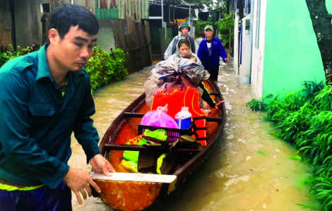 Trong mưa lũ ở miền Trung: Lực lượng vũ trang là chỗ dựa cho dân