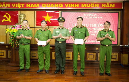 Hai đơn vị tham gia phá nhanh vụ cướp đặc biệt nghiêm trọng được thưởng nóng