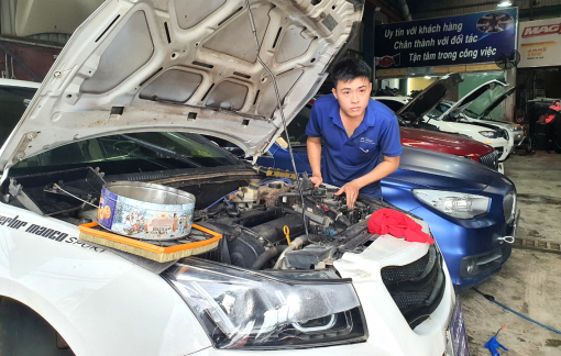 Nhiều gara, tiệm sửa xe tại miền Trung quá tải sau mưa lũ