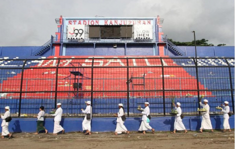 Indonesia phá hủy sân bóng đá đã xảy ra vụ giẫm đạp làm chết hơn 130 người