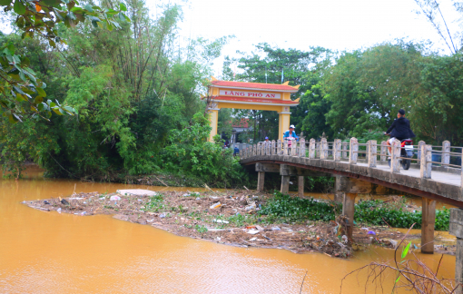 Sau lũ, rác thải bủa vây các dòng sông