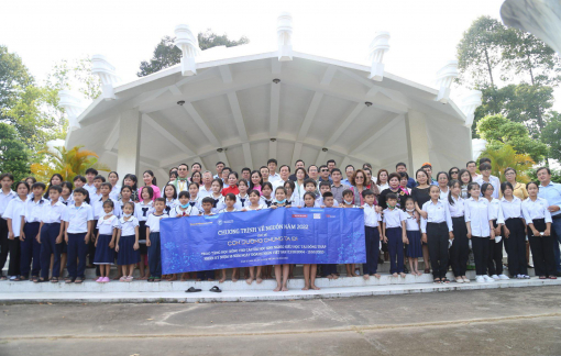 Trao 50 suất học bổng cho học sinh nghèo tại Đồng Tháp