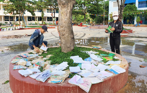 Thầy trò vùng lũ: Mồ hôi, nước mắt hòa trong mưa