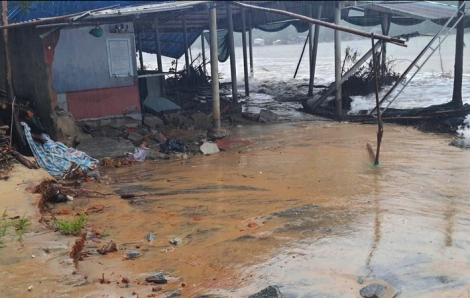 Thừa Thiên - Huế: Triều cường bất thường phá nát hơn 20 hàng quán ở biển Lộc Vĩnh