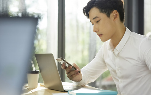 Ngày nào chồng cũng vào xem Facebook người yêu cũ của anh và tình cũ của tôi