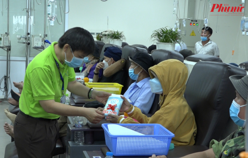 Nữ bệnh nhân ung thư hạnh phúc rơi nước mắt khi nhận quà 20/10