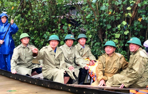 Phó thủ tướng Lê Văn Thành đi đò vào thăm “rốn lũ”