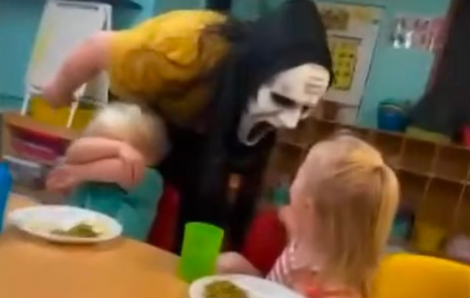 Mang mặt nạ Halloween dọa trẻ, 5 giáo viên bị buộc tội lạm dụng trẻ em