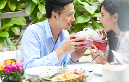 Đang đi chơi cùng người yêu dịp 20/10, tôi bất ngờ nhận ra anh lừa dối mình suốt 5 năm