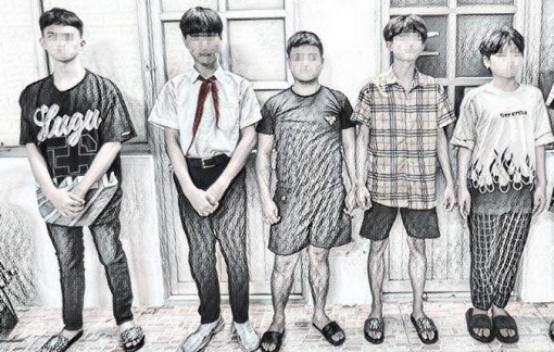 Nhóm học sinh cầm mã tấu xông vào quán ăn chém người