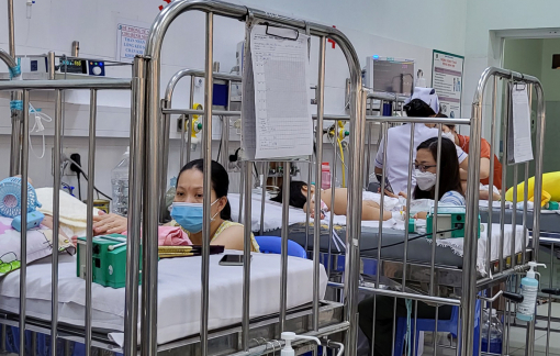 Trẻ bị bệnh hô hấp lại gia tăng, bệnh viện huy động thêm bác sĩ và đẩy sớm giờ khám