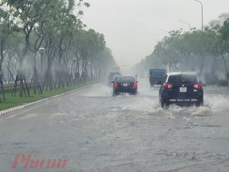 Đường phố Đà Nẵng lại biến thành sông sau trận mưa lớn