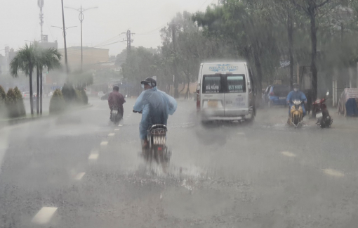 Mưa lớn, đường phố Đà Nẵng lại thành sông
