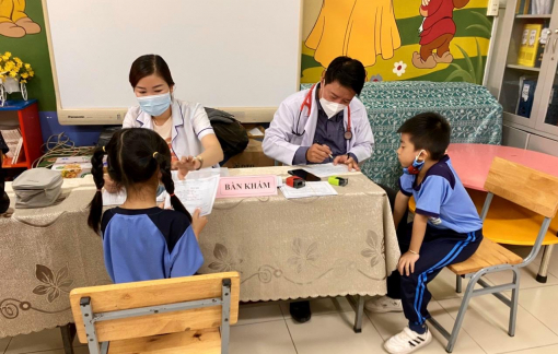 Sở GD-ĐT TPHCM: Giáo viên gương mẫu đưa con đi tiêm vắc xin COVID-19