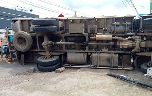 Đồng Nai: Xe tải lật ngang đè chết người đi đường