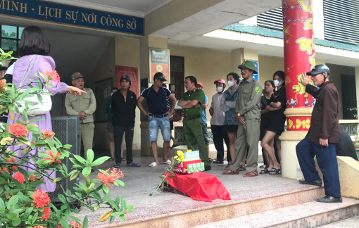 Nghệ An: Người dân mang hủ đựng hài cốt đến phường phản đối dự án