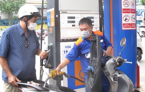 Giá xăng tăng 400 đồng/lít