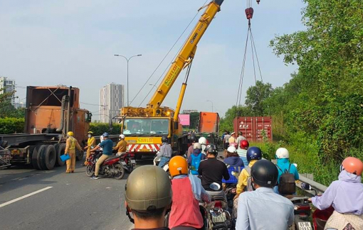 Xe đầu kéo húc văng dải phân cách đường dẫn cao tốc, giao thông ùn ứ