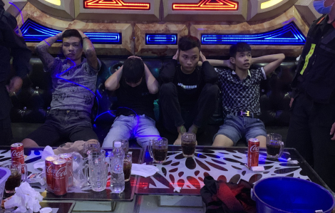 Hàng chục nam, nữ dương tính với ma túy trong quán karaoke ở Ninh Hòa
