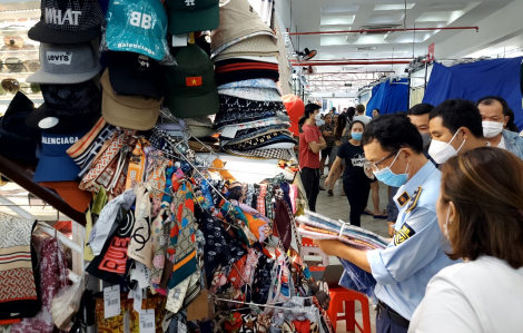 Thu giữ gần 2.000 sản phẩm thời trang giả, nhái tại Sài Gòn Square