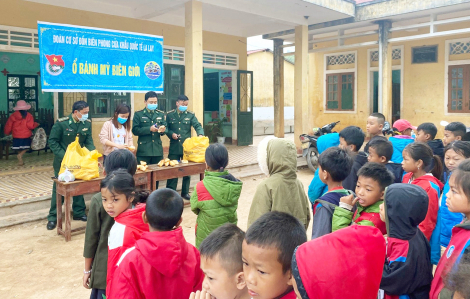 Hình ảnh chú bộ đội biên phòng trong lòng bọn trẻ đẹp lắm