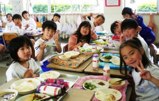 Giáo dục trẻ qua các bữa ăn ở trường