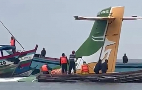 Máy bay chở khách ở Tanzania rơi xuống hồ