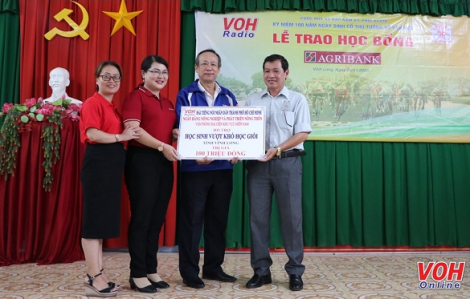 Trao học bổng Agribank cho các em học sinh có hoàn cảnh khó khăn