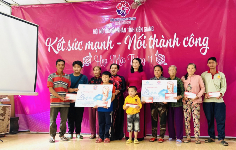 Hội Nữ doanh nhân tỉnh Kiên Giang tặng quà cho trẻ mồ côi