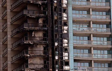 Tòa chung cư 35 tầng ở Dubai bốc cháy dữ dội trong đêm