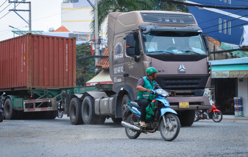 Thót tim trước cảnh xe máy xào chẻ xung quanh điểm mù xe container