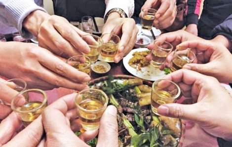 14 người ngộ độc rượu khi dự đám tang của người qua đời do ngộ độc rượu