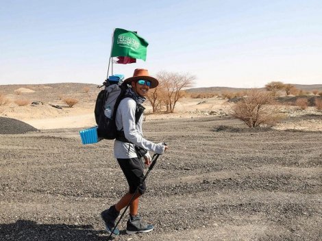 Người đàn ông đi bộ 1.600km đến Qatar xem World Cup 2022
