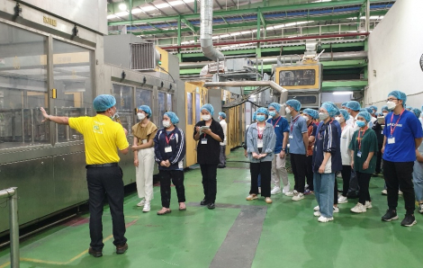 Sinh viên tham quan thực tế tại nhà máy Number One Hà Nam