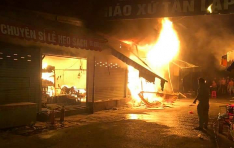 Cháy 2 kiot trong chợ Tân Lập, TP. Thủ Đức, nhiều quần áo bị thiêu rụi