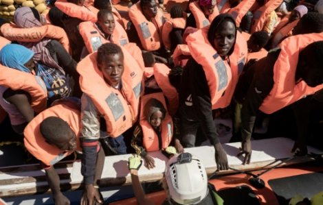 Pháp, Ý tranh cãi về việc cứu hộ tàu chở người di cư
