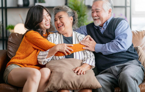 Cả thanh xuân hy sinh cho con, về già lại mòn mỏi chờ con