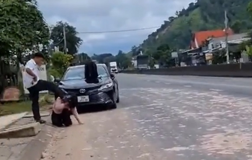 Người đàn ông đạp vào đầu phụ nữ trên đường gây phẫn nộ