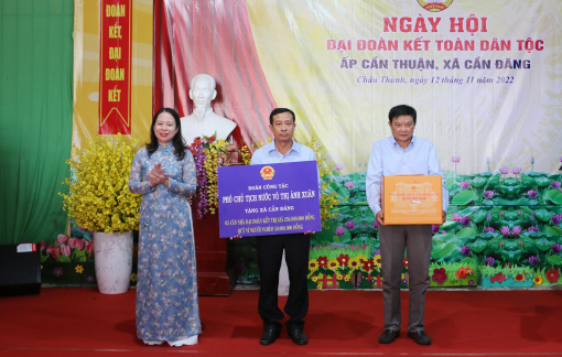Phó chủ tịch nước Võ Thị Ánh Xuân trao nhà đại đoàn kết và tặng quà tại tỉnh An Giang