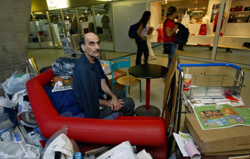 Cuộc đời kỳ lạ của người đàn ông sống 18 năm ở sân bay đông đúc nhất châu Âu