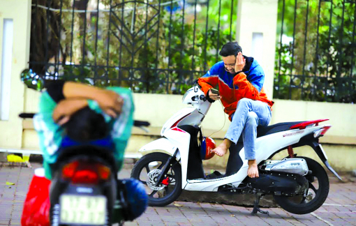 Dịch COVID-19 lắng xuống, nghề giao hàng cũng trầm theo