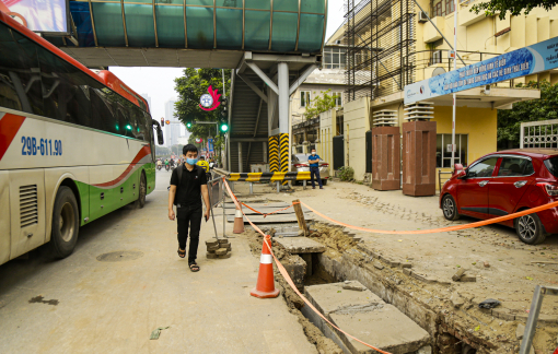 Hà Nội: Người dân "thót tim” khi phải sử dụng lòng đường làm nơi đi bộ