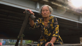 Bà cụ hơn 20 năm sống lênh đênh trên sông nước giữa trung tâm thành phố