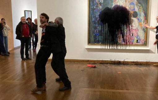 Đến lượt tranh của Gustav Klimt bị làm bẩn