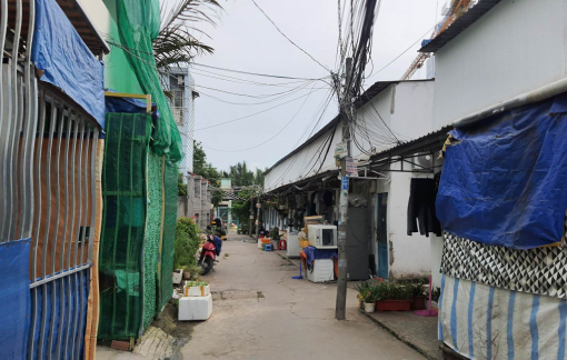 Kẻ bạo hành bé gái 17 tháng tuổi tử vong ở TPHCM khai bực tức do không được trả công