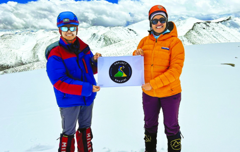 2 phụ nữ chinh phục ngọn núi lạ để gây quỹ cho trẻ em gái