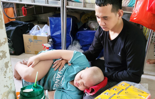 Bé gái 5 lần phẫu thuật, cha nghèo chạy vạy khắp nơi