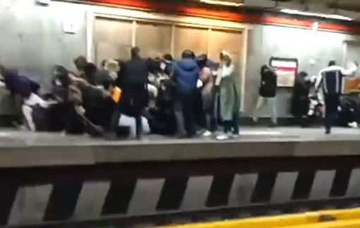 Iran: Cảnh sát bị chỉ trích vì nổ súng và đánh phụ nữ trên tàu điện ngầm