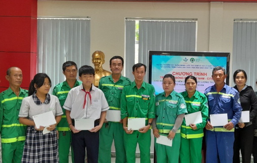 Trao học bổng cho con em người lấy rác dân lập và công nhân vệ sinh thành phố